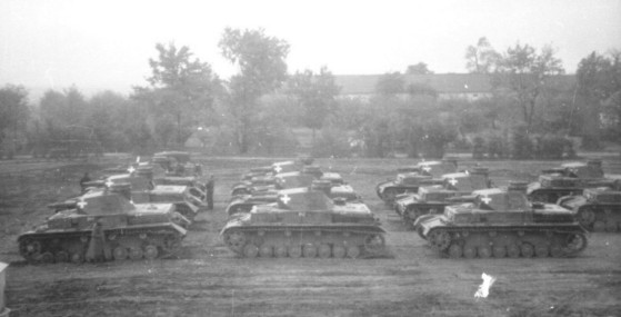 PR6-9 Panzer4inKompanieaufstellung.jpg (32206 Byte)